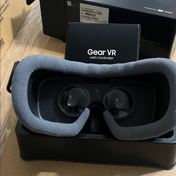 Samsung Gear VR Headset with Controller - Dark Gray - Picture 8 of 16